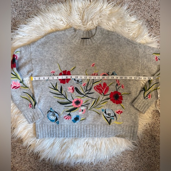 Romeo + Juliet Crewneck Floral Embroidered Sweater Size S EUC - Picture 8 of 11